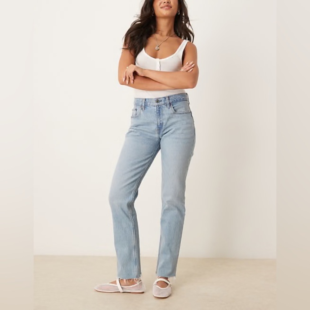 Abercrombie 90’s Straight Ultra High Rise 8 Short
